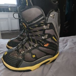DC REVOLUTION SNOWBOARD BOOTS, GRAY/YELLOW MENS SZ US 9.5 PUMPABLE
